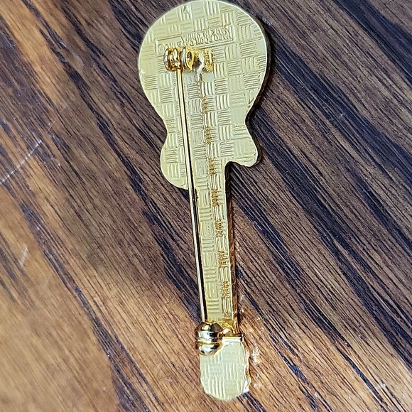 Hard Rock Cafe Boston pin - Picture 3 of 5